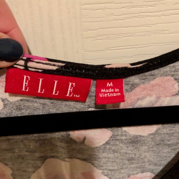 🛍 3/$20 SALE - Floral Peplum Top - Picture 2 of 6